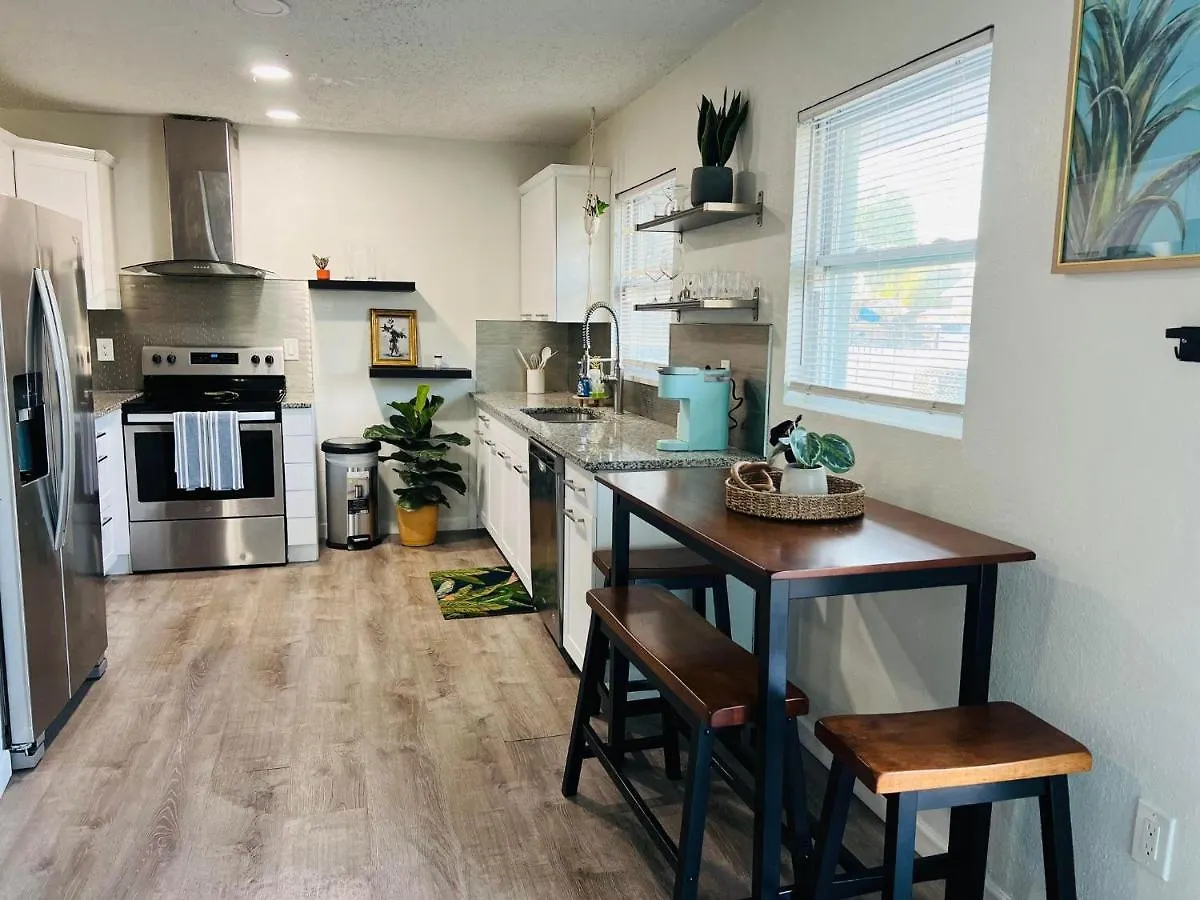 Tropical Casita In Tampa Near Airport And Raymond James Stadium Apartment