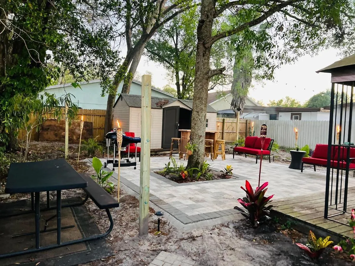 Tropical Casita In Tampa Near Airport And Raymond James Stadium